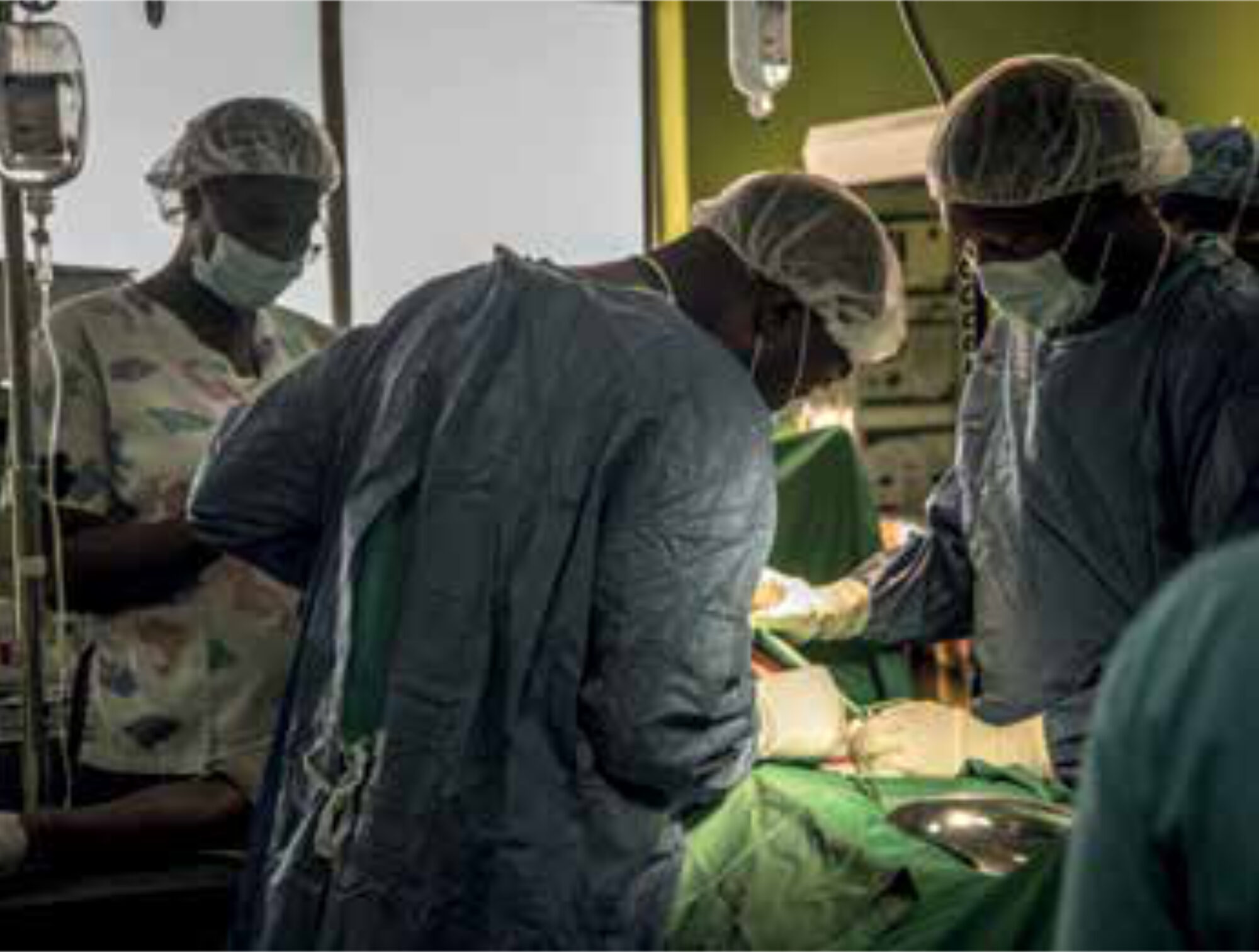 (From left to right) Luneta Victor (ML), Bulanda Chilala (anaesthetist) and Dr Hansingo (surgeon SURG-Africa mentor team) during a caesarean operation at Namwala District Hospital, Zambia. SURG-Africa/Antonio Jaén Osuna