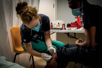 Treating a leg wound. Picture by Tara Lambourne.